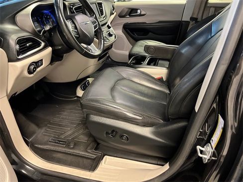 Used 2020 Chrysler Pacifica Touring-L image 7