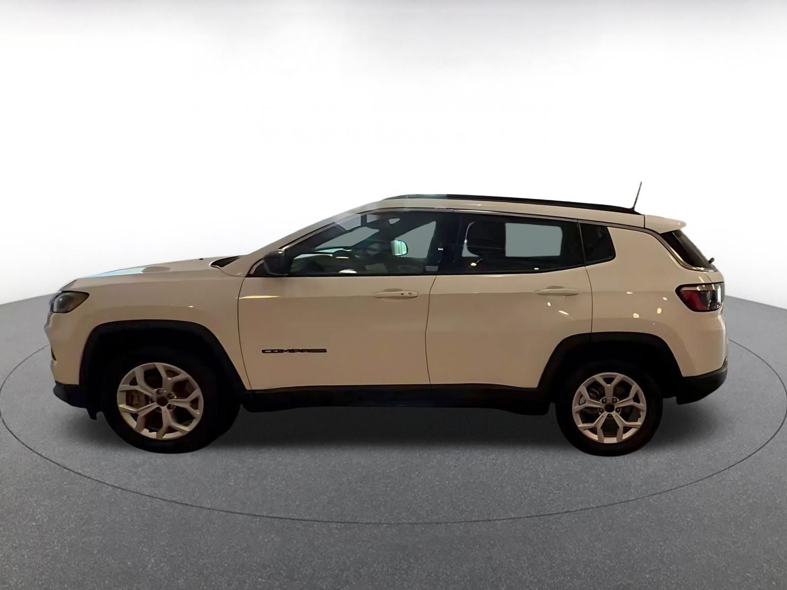 Used 2025 Jeep Compass Latitude AWD/4WD image 8