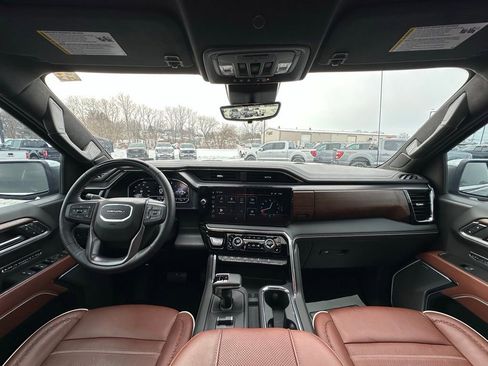 Used 2025 GMC Sierra 1500 Denali Ultimate image 9