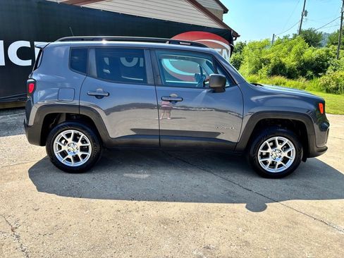 Used 2022 Jeep Renegade Latitude w/ Convenience Group AWD/4WD image 8