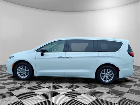 Used 2024 Chrysler Pacifica Touring-L FWD image 23