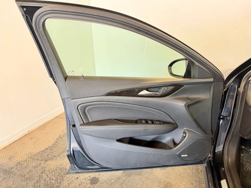 Used 2018 Buick Regal Essence w/ Driver Confidence Package #1 AWD/4WD image 10