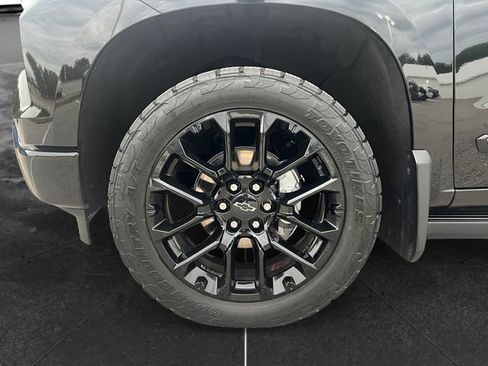 Used 2025 Chevrolet Silverado 1500 High Country w/ Technology Package AWD/4WD image 6