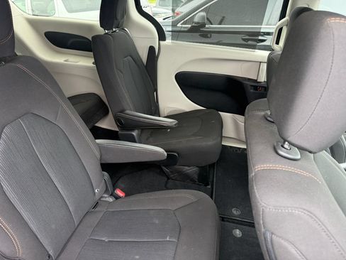 Used 2020 Chrysler Pacifica Touring w/ Cold Weather Group FWD image 5