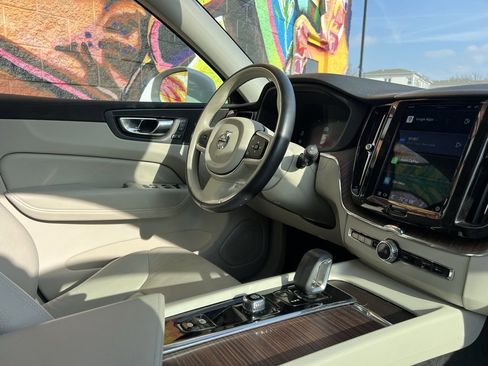 Used 2022 Volvo XC60 B5 Momentum w/ Climate Package image 21