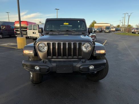 Used 2022 Jeep Wrangler Unlimited Sahara image 2
