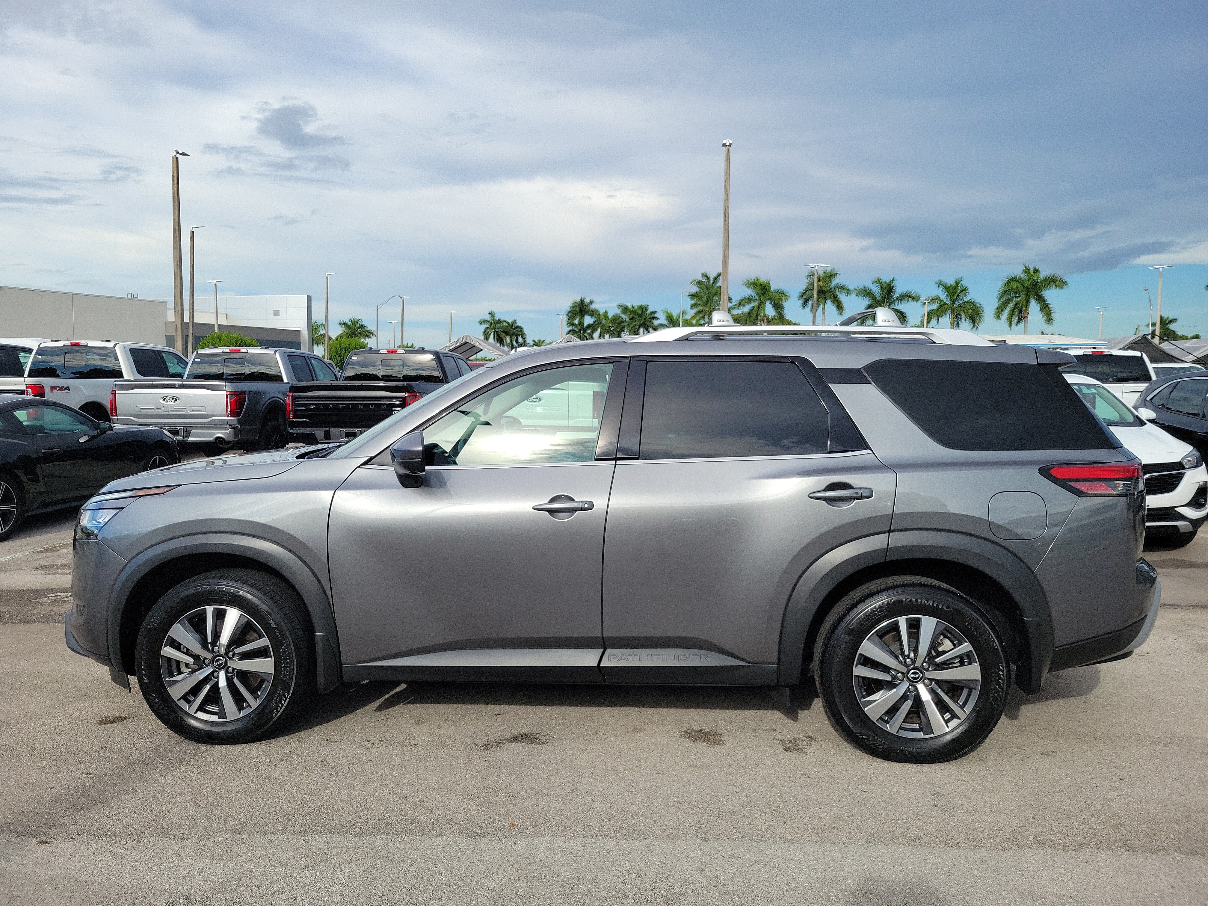 Used 2024 Nissan Pathfinder SL w/ Black Appearance Package FWD image 8