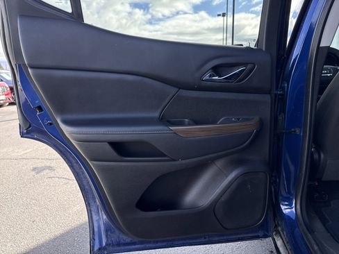 Used 2023 GMC Acadia SLE image 19