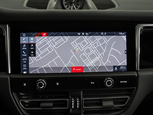 Certified 2022 Porsche Macan w/ Premium Package Plus image 22