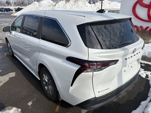 Used 2025 Toyota Sienna XLE image 5