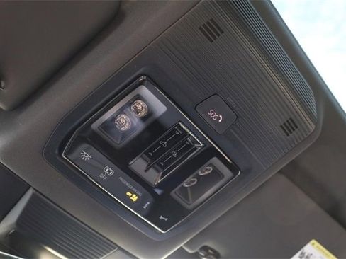 New 2025 Volkswagen Tiguan SE R-Line image 18