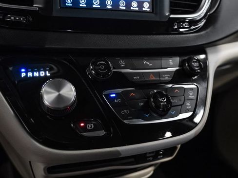 Used 2020 Chrysler Pacifica Touring-L image 29
