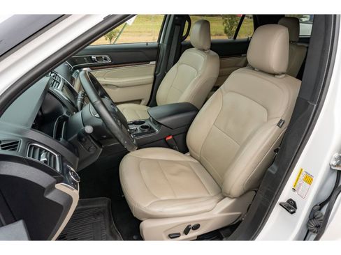 Used 2019 Ford Explorer Limited w/ Ford Safe & Smart Package image 11