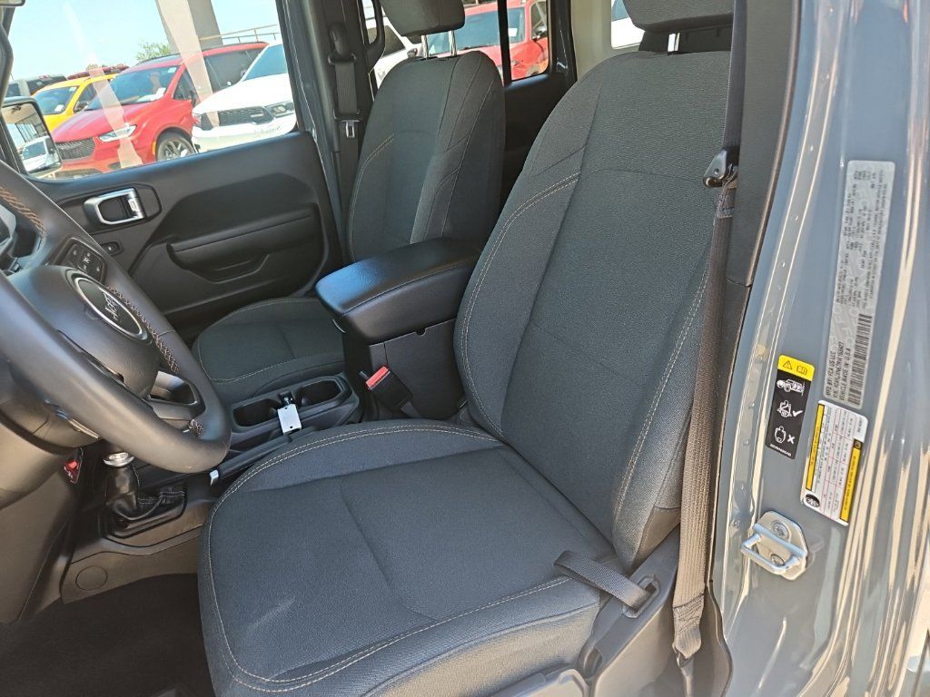 Used 2024 Jeep Wrangler Unlimited AWD/4WD image 18