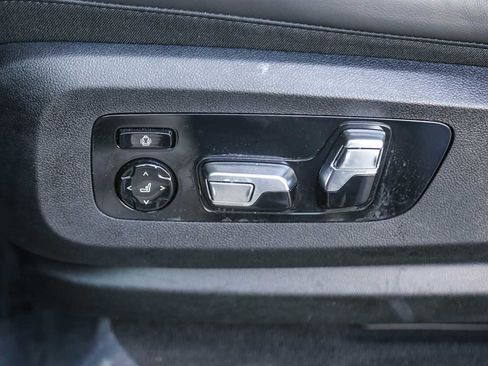 Used 2026 BMW X7 M60i w/ Climate Comfort Package image 18