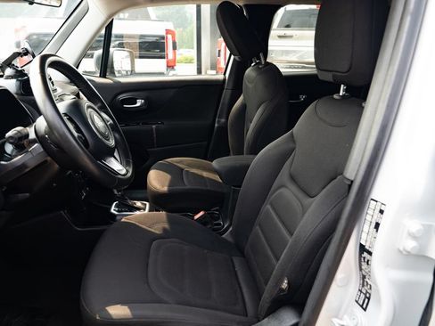 Used 2018 Jeep Renegade Latitude FWD image 16