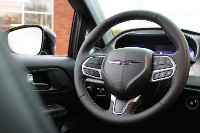 Used 2025 Chrysler Voyager LX FWD image 37