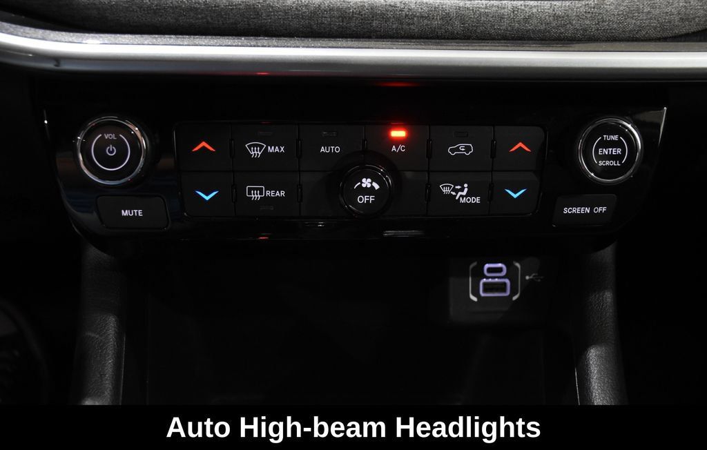 Used 2025 Jeep Compass Latitude w/ Sun & Sound Group AWD/4WD image 21