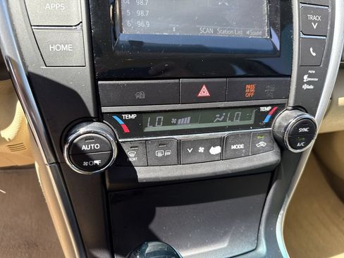Used 2015 Toyota Camry XLE FWD image 25