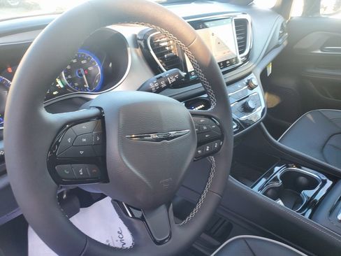 New 2026 Chrysler Pacifica Limited image 11