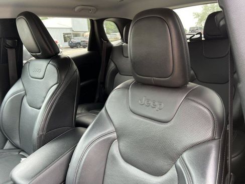 Used 2019 Jeep Cherokee Limited w/ Trailer Tow Group AWD/4WD image 11