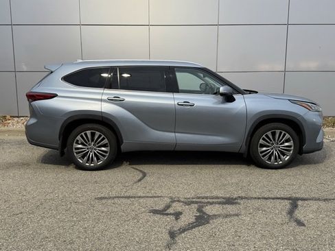 Certified 2022 Toyota Highlander Platinum image 42