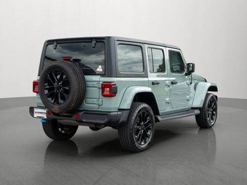 Used 2023 Jeep Wrangler Unlimited Sahara w/ Cold Weather Group AWD/4WD image 7