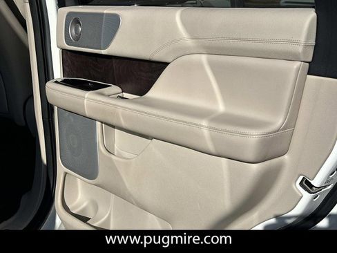Used 2021 Lincoln Navigator Reserve w/ Luxury Package image 16
