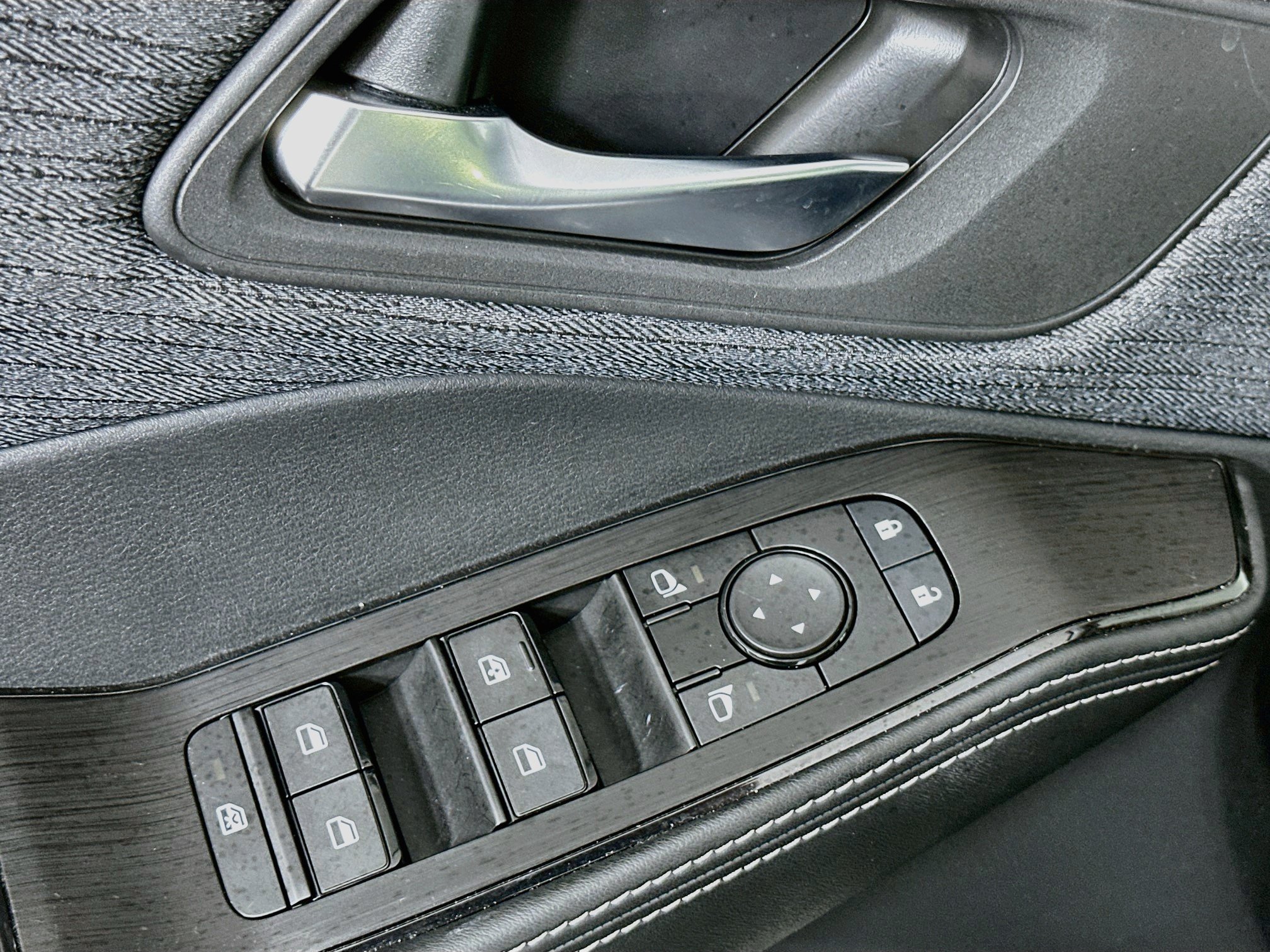 Used 2023 Nissan Rogue SV FWD image 15