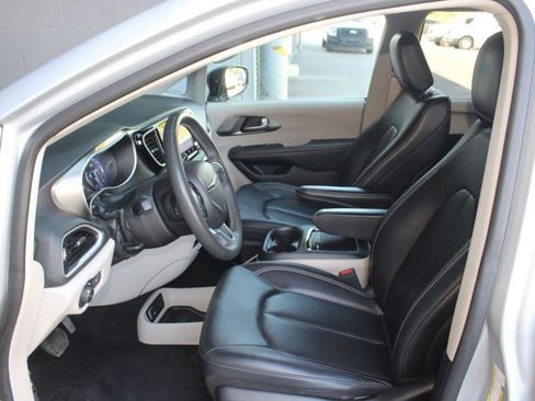 Used 2024 Chrysler Pacifica Touring-L FWD image 16