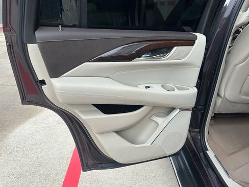 Used 2016 Cadillac Escalade Luxury image 19