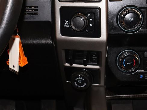 Certified 2020 Ford F350 Lariat w/ Tremor Off-Road Package image 29