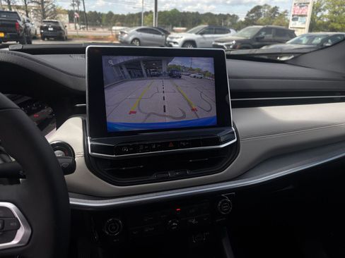 Used 2025 Jeep Compass Limited image 28