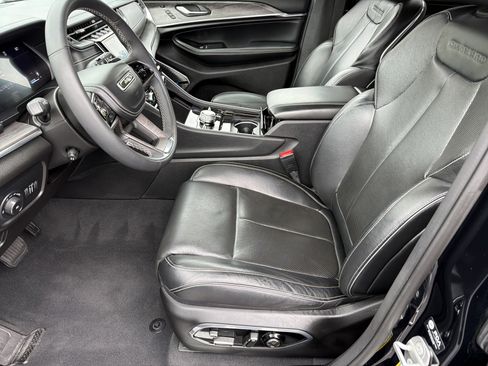 Used 2023 Jeep Grand Cherokee Overland w/ Luxury Tech Group IV AWD/4WD image 7