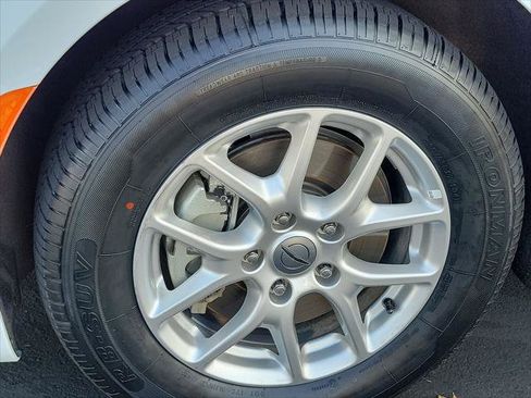 Certified 2025 Chrysler Pacifica Select FWD image 6