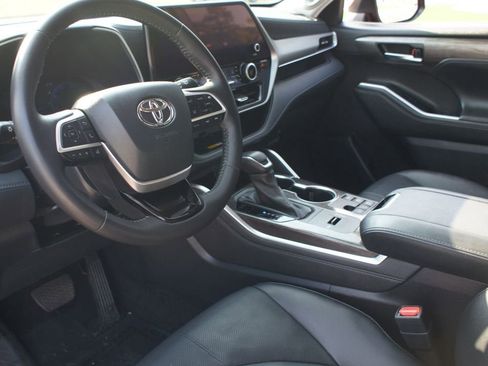 Used 2024 Toyota Highlander Platinum image 14
