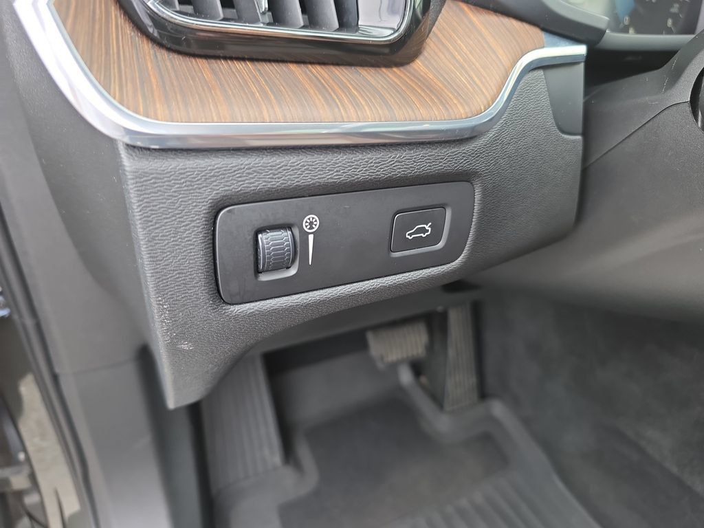 Used 2019 Volvo XC60 T6 Momentum w/ Multimedia Package AWD/4WD image 21