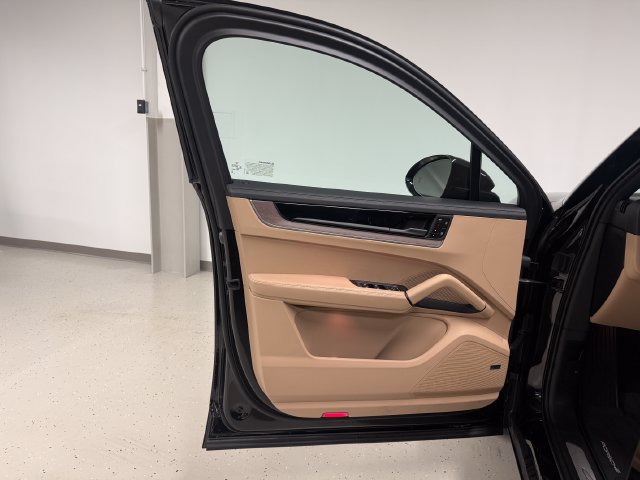 Certified 2026 Porsche Cayenne E-Hybrid Coupe AWD/4WD image 32