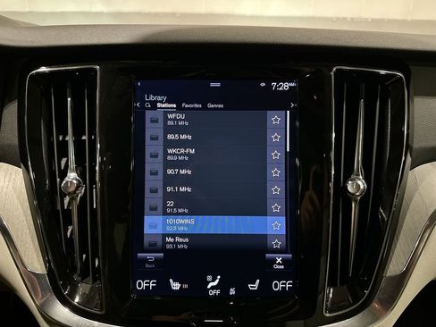 Used 2022 Volvo V60 T5 Cross Country image 15