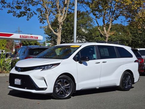 Used 2025 Toyota Sienna XSE image 2