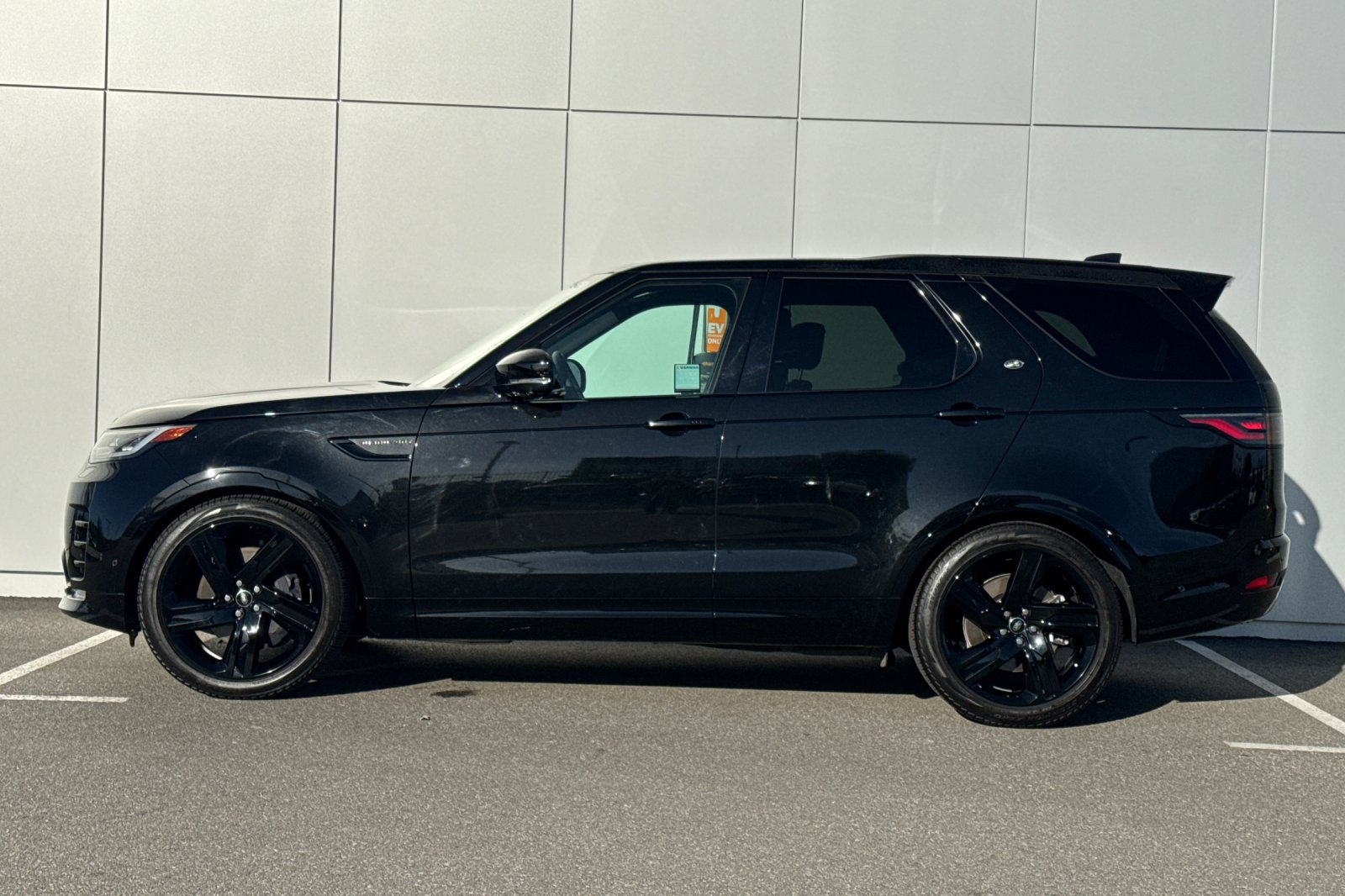 Used 2025 Land Rover Discovery Dynamic SE AWD/4WD image 2