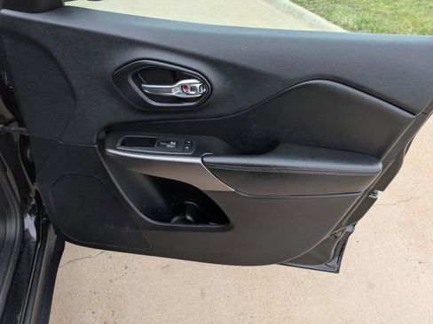 Used 2019 Jeep Cherokee Limited AWD/4WD image 10