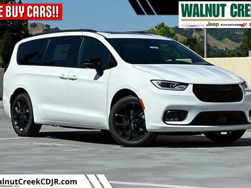 New 2025 Chrysler Pacifica Limited image 1