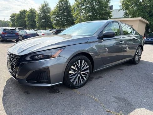 Used 2025 Nissan Altima 2.5 SV FWD image 3