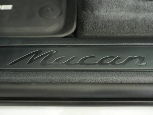 Certified 2025 Porsche Macan AWD/4WD image 32