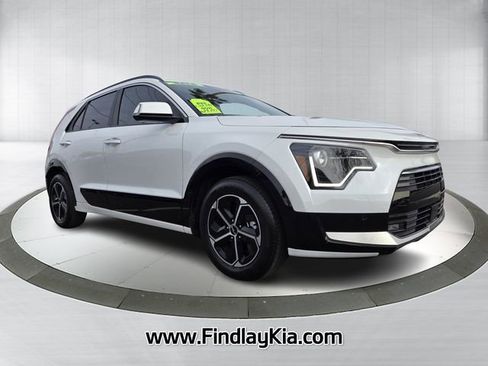 Certified 2025 Kia Niro SX image 3