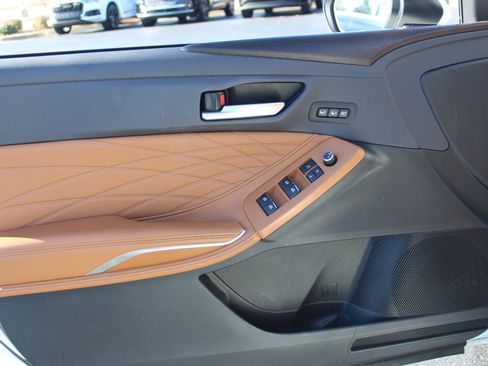 Used 2020 Toyota Avalon Limited image 11