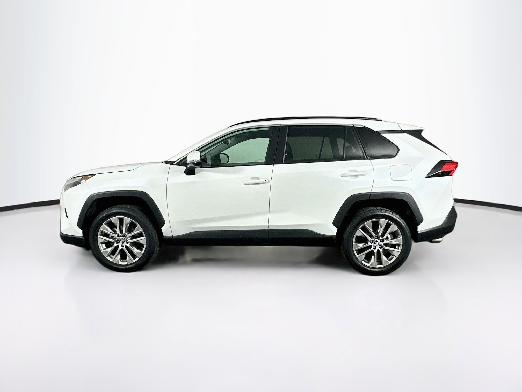 Used 2023 Toyota RAV4 XLE Premium AWD/4WD image 4