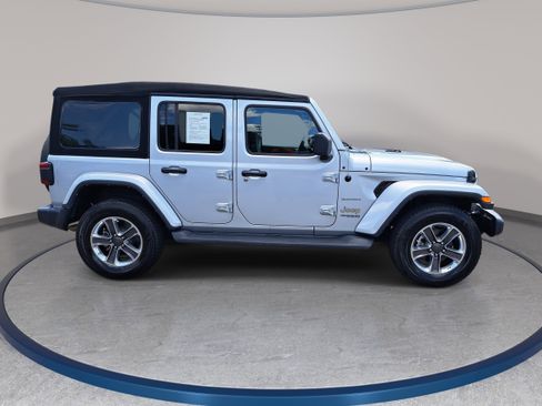 Used 2022 Jeep Wrangler Unlimited Sahara w/ LED Lighting Group AWD/4WD image 4