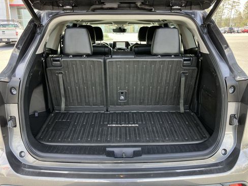 Used 2021 Toyota Highlander XLE image 28